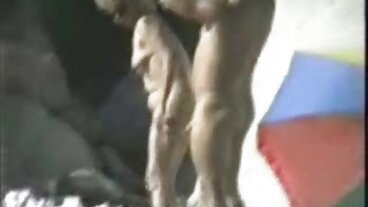 කණ්ඩායම් ස්කීට් වෙතින් ආකර්ෂණීය සෙරීනා ඇවරි සමඟ උරහිස් මත කකුල්