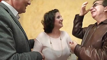 Mofos වෙතින් ලස්සන Joseline Kelly සහ Sloan Harper සමඟ යට ඇඳුම් කාමුක දර්ශන