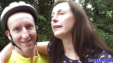 LetsDoeIt වෙතින් සිත් ඇදගන්නා සාරා කේ සමඟ උරහිස් මත කකුල්