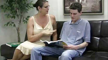 ගිලගත් ආධුනික ප්‍රමුඛයා සමඟ ගැඹුරු උගුරේ ක්‍රියාව