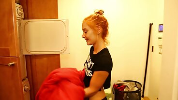 ක්ලබ් සෙවන්ටීන් හි උද්‍යෝගිමත් නිකී හිල් සහ ස්වීට් හෝල් සමඟ දිගු කකුල් දර්ශනය