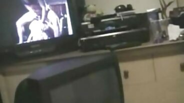 Smut Puppet වෙතින් සරාගී තයිසියා ශාන්ති සමඟ කෙලින් කෙස් ගසයි