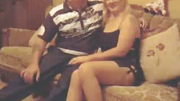 Naughty America වෙතින් උණුසුම් Lilly James සමඟ Couch ක්‍රියාව මත